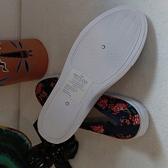SALE! NWT! Skyline Collection Super Cute Floral Shoes - Picture 6 of 7